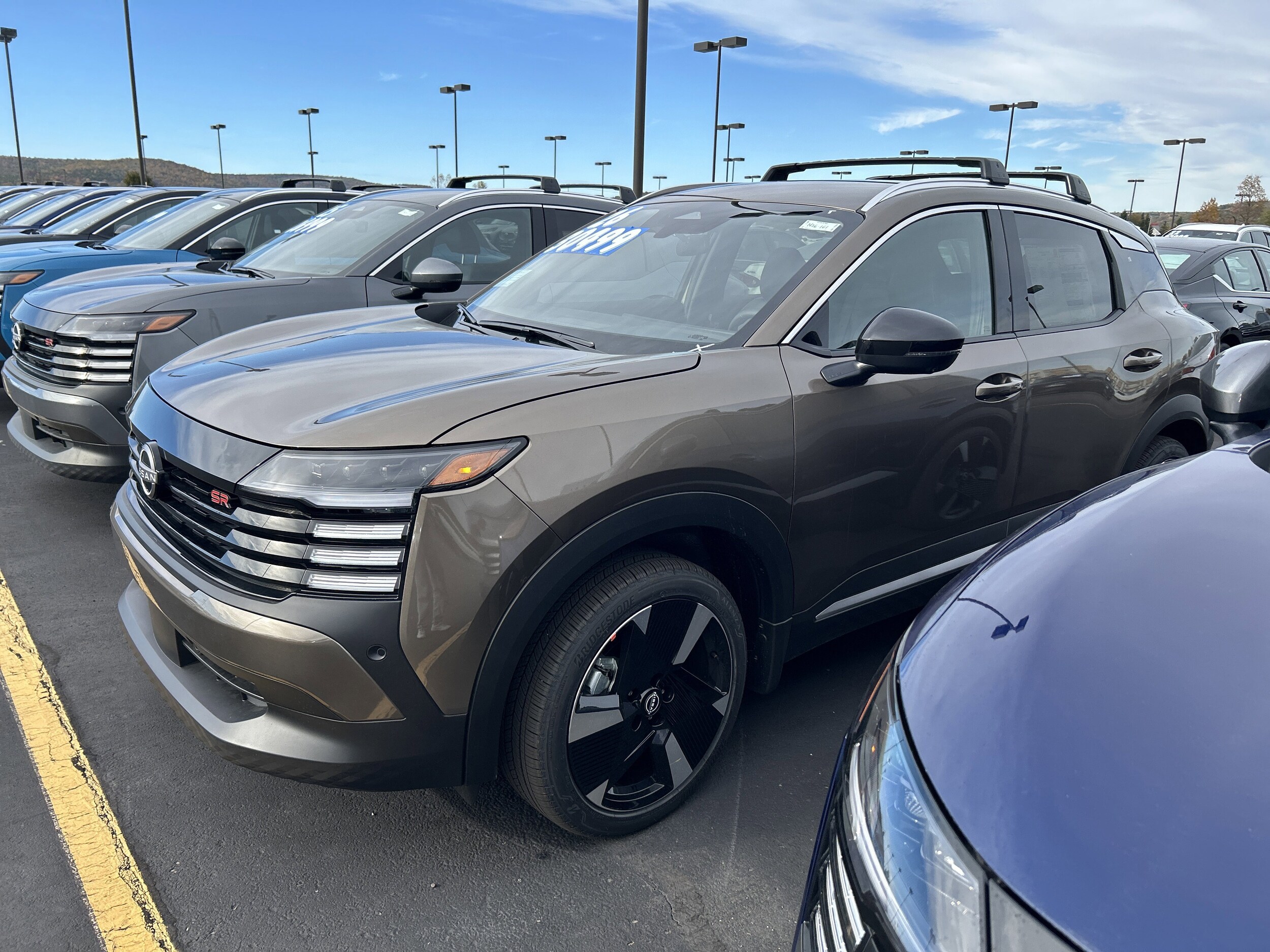 2026 Nissan Kicks SR photo 2