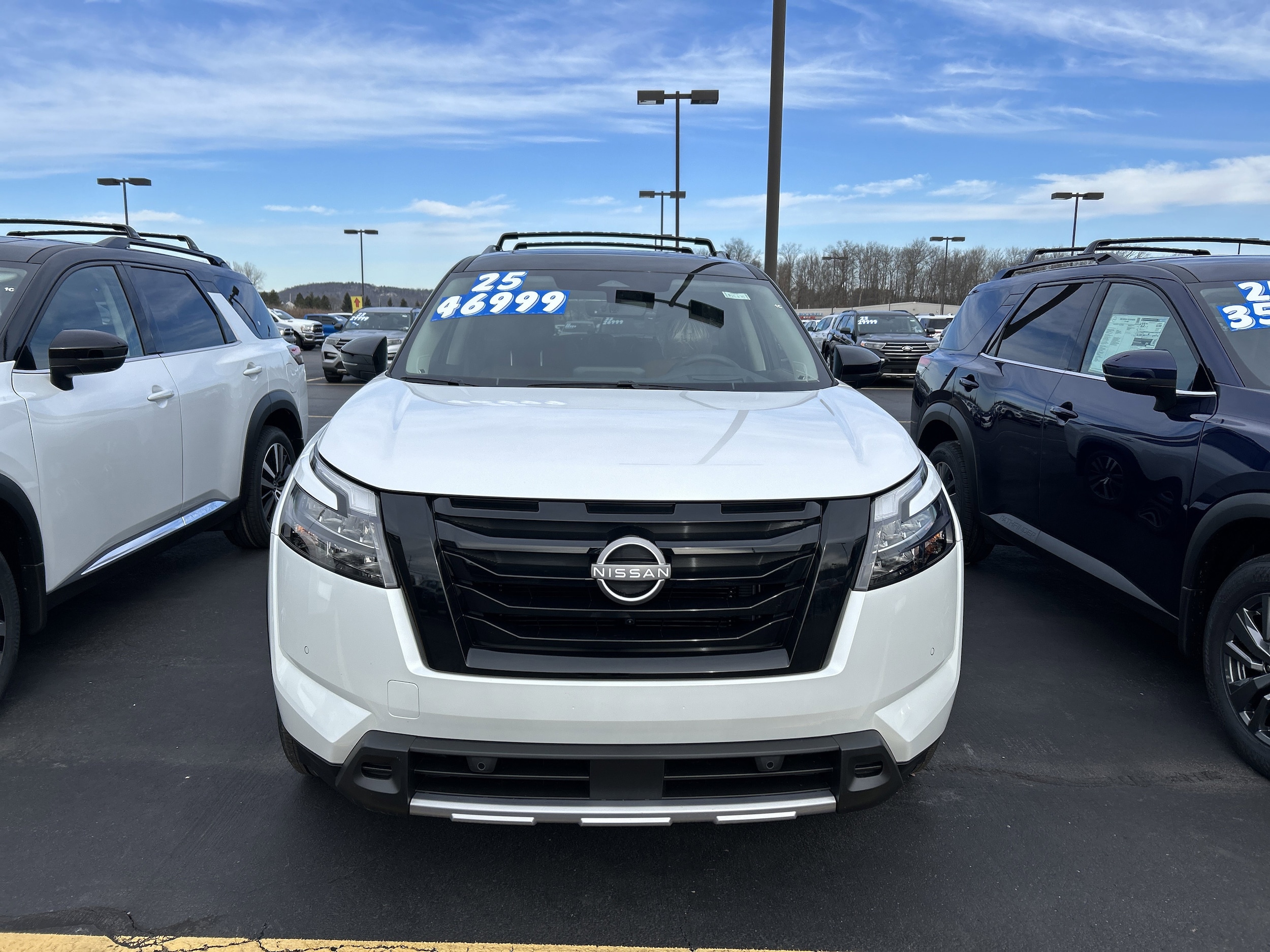 2025 Nissan Pathfinder Platinum's photo