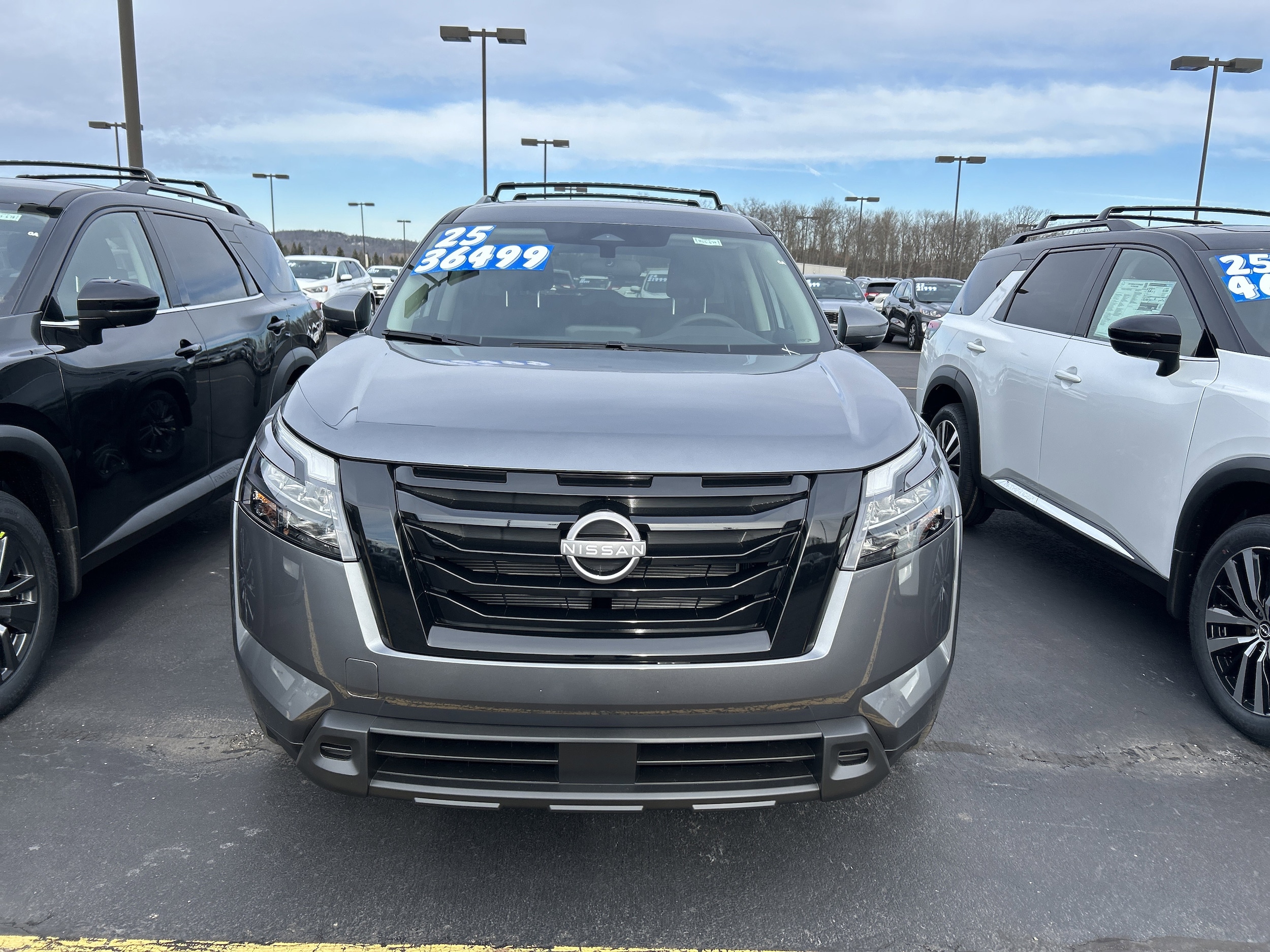 2025 Nissan Pathfinder SV's photo