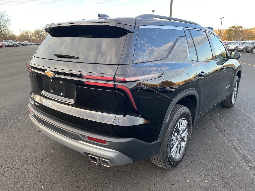 Used 2025 Chevrolet Traverse AWD LT SUV