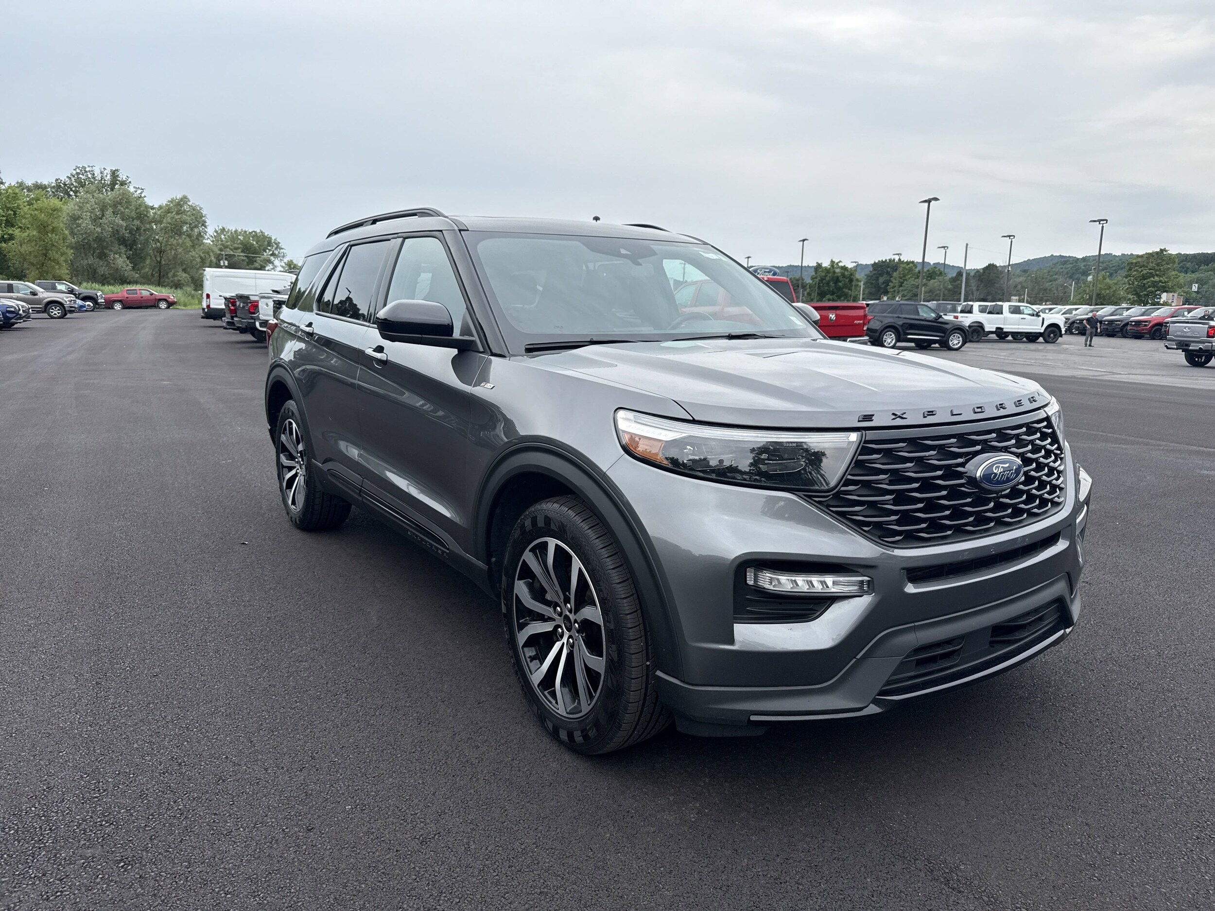 2023 Ford Explorer ST-Line photo 2