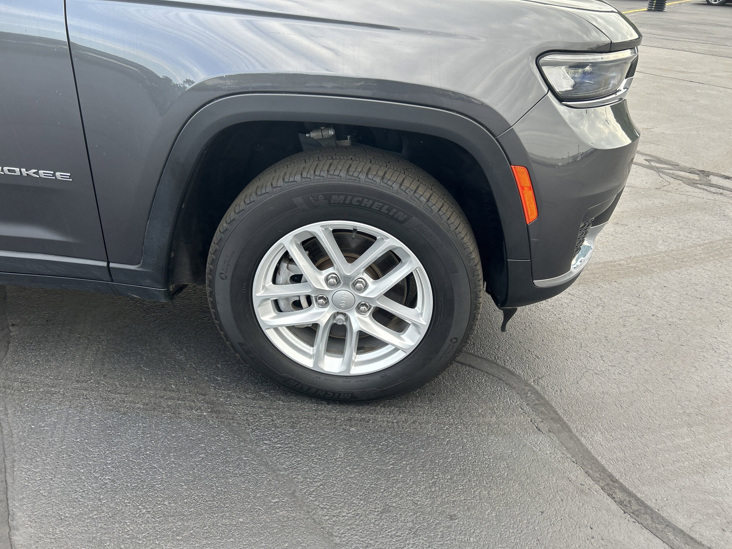 2022 Jeep Grand Cherokee Laredo photo 3
