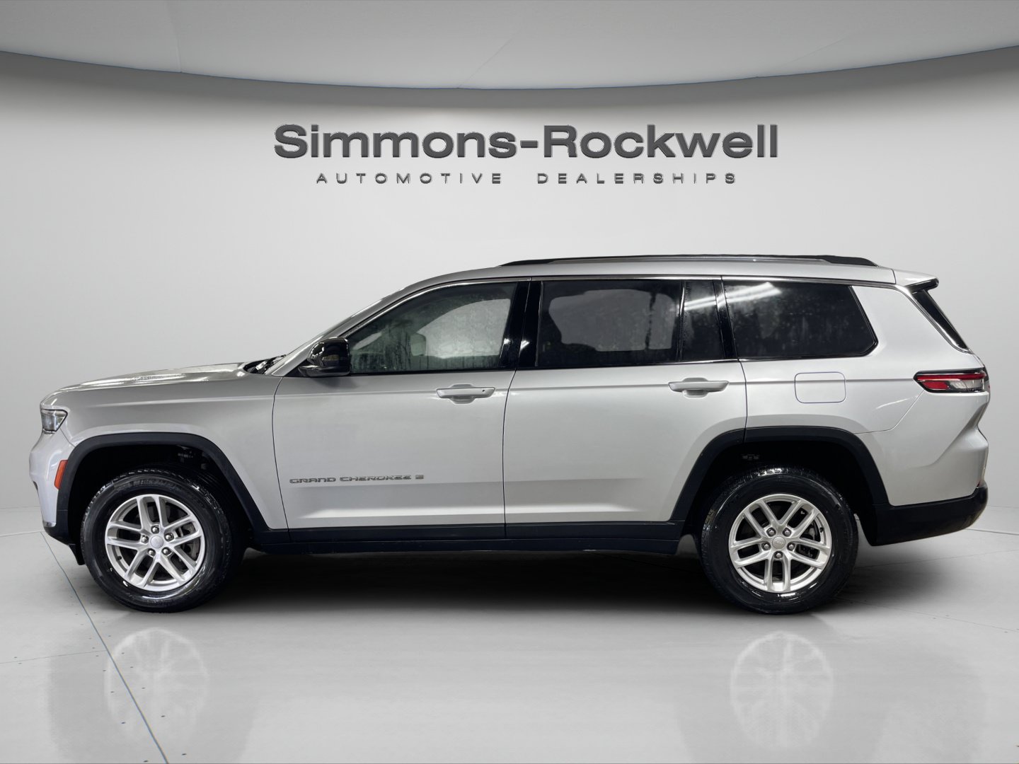 Used 2023 Jeep Grand Cherokee Laredo SUV