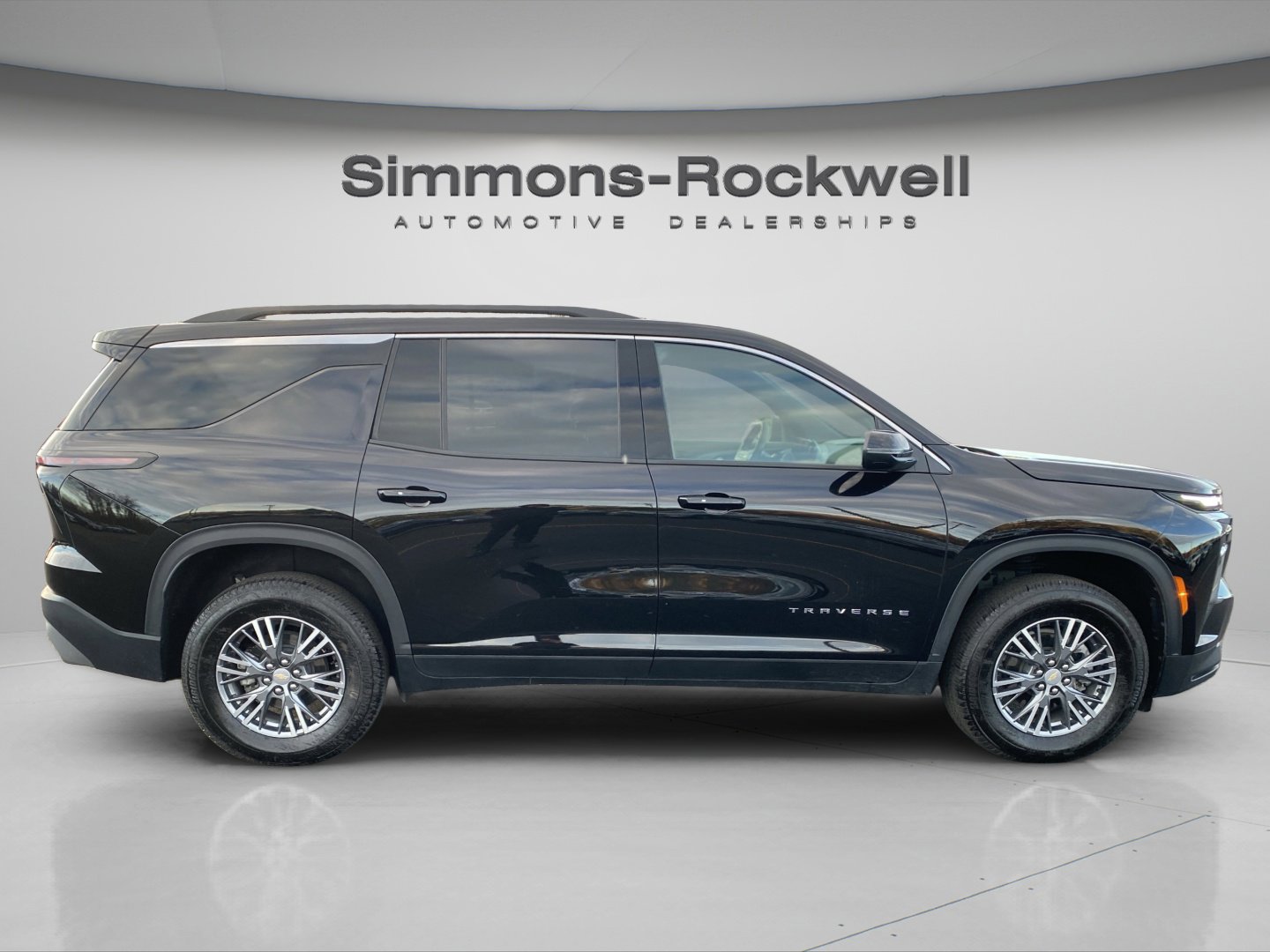 2025 Chevrolet Traverse 2LT photo 2