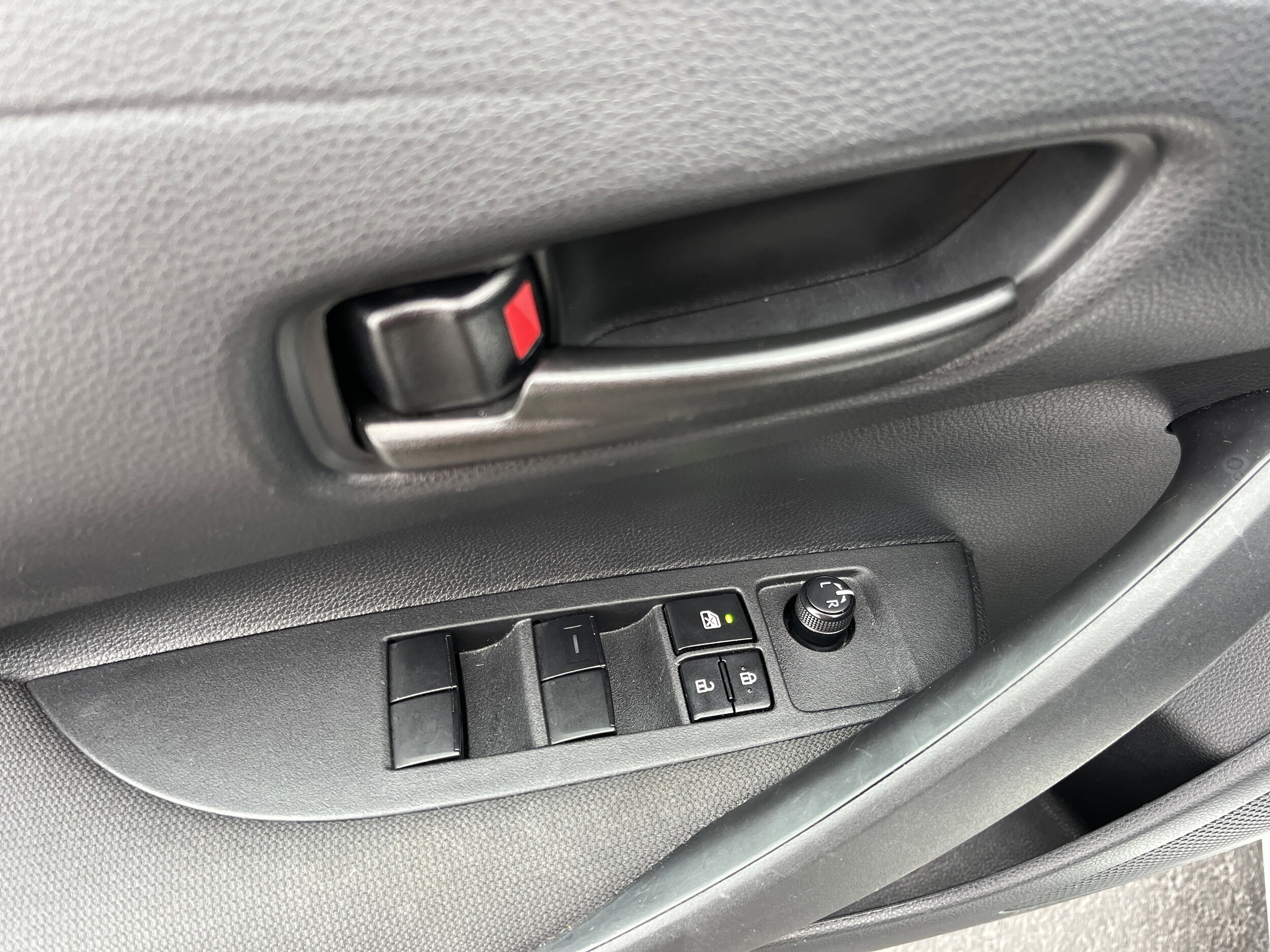 2025 Toyota Corolla LE photo 4