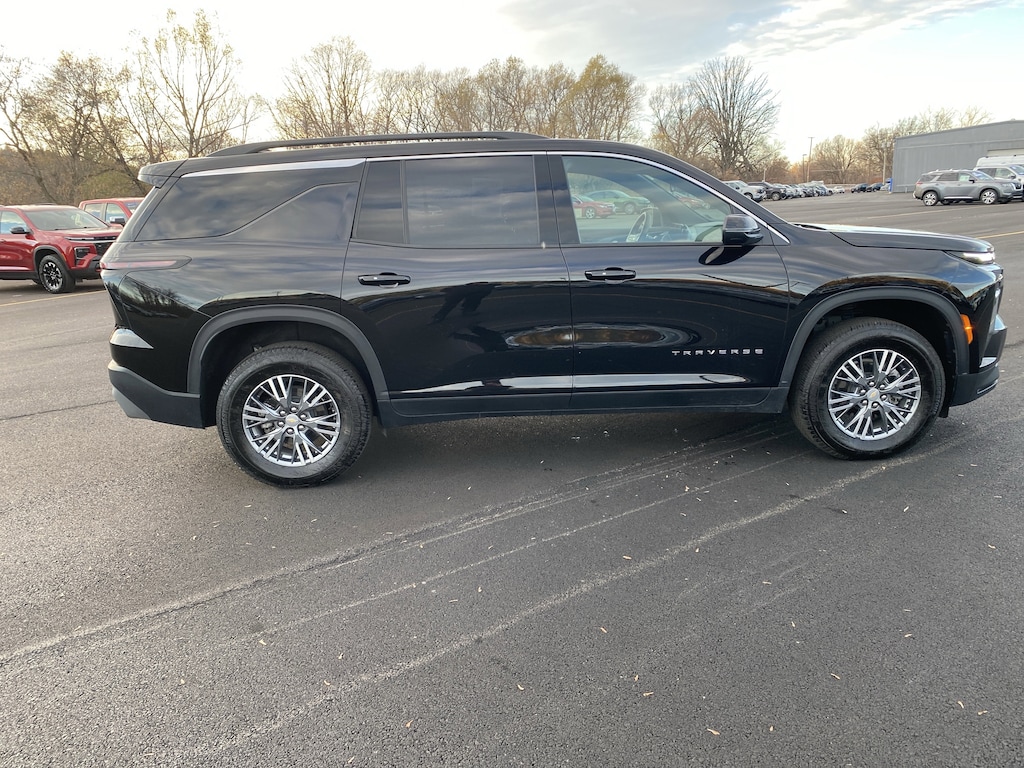 Used 2025 Chevrolet Traverse AWD LT SUV