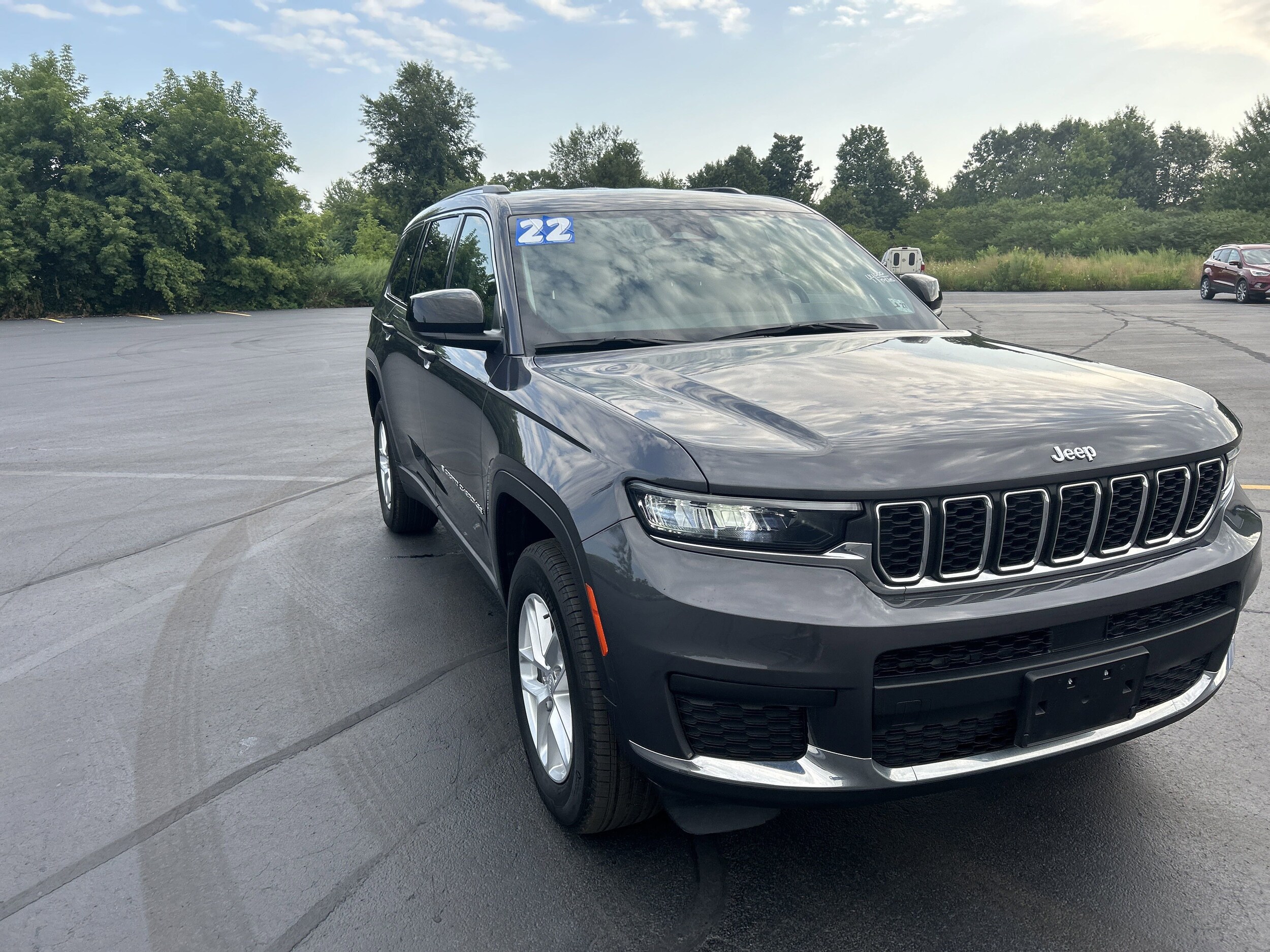 2022 Jeep Grand Cherokee Laredo photo 2