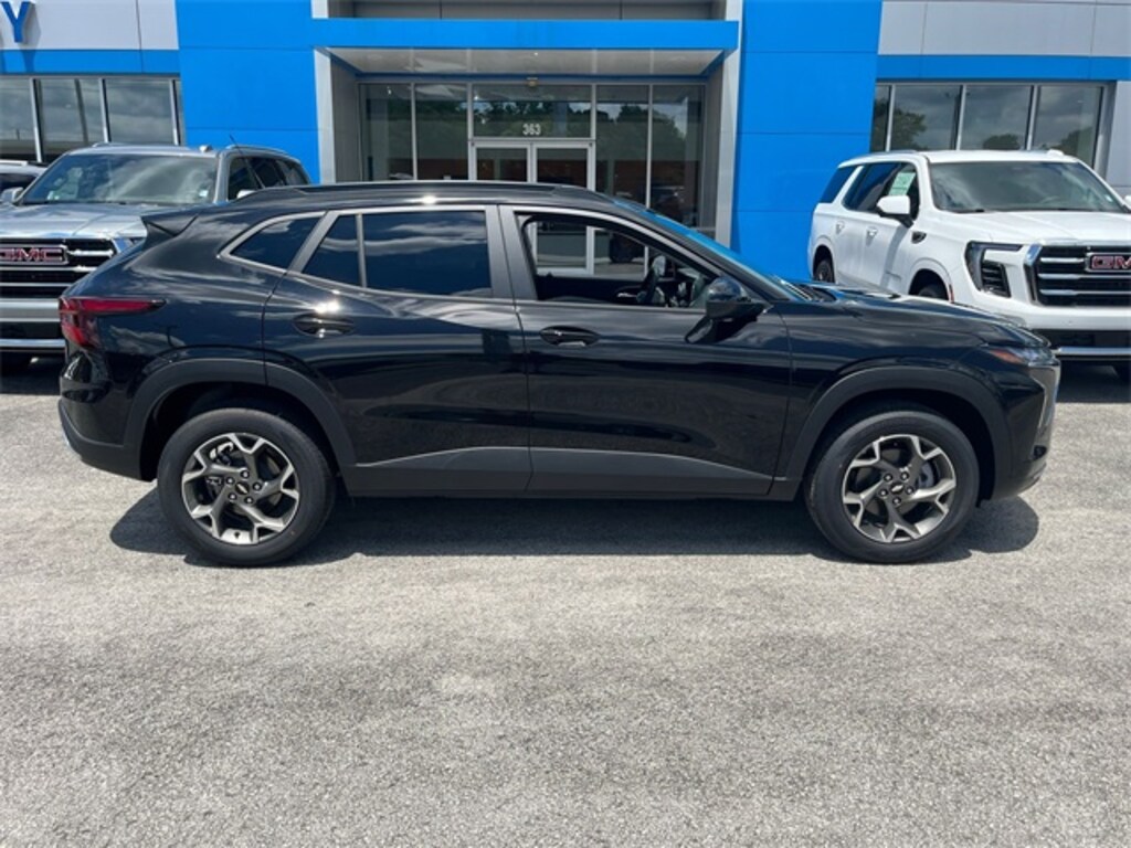 New 2025 Chevrolet Trax LT SUV