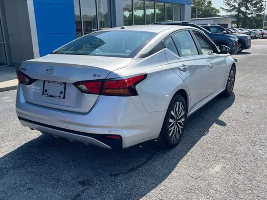 Used 2024 Nissan Altima 2.5 SV Sedan