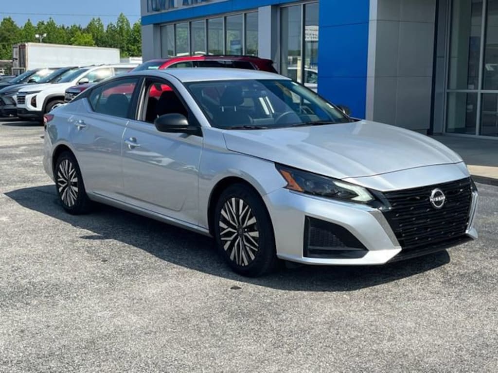 Used 2024 Nissan Altima 2.5 SV Sedan