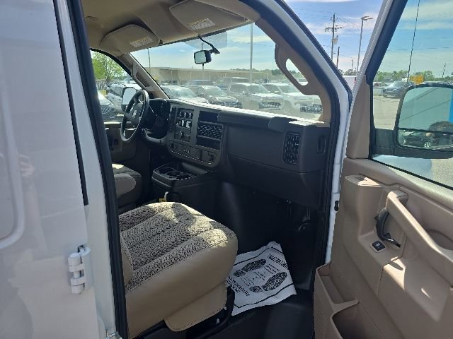 2025 GMC Savana Cargo Work Van - Photo 34