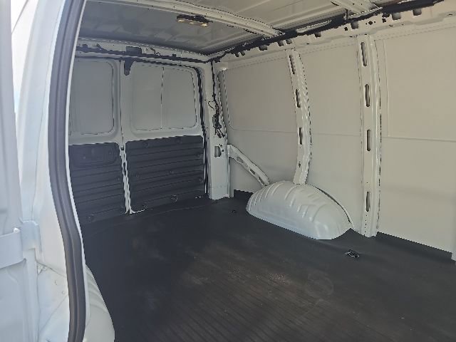 2025 GMC Savana Cargo Work Van - Photo 31