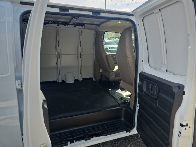 2025 GMC Savana Cargo Work Van - Photo 29