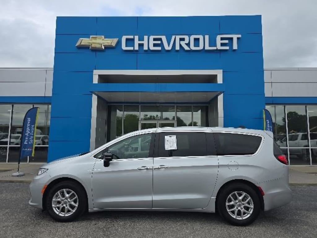 Used 2024 Chrysler Pacifica Touring L