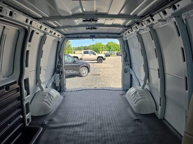 2025 GMC Savana Cargo Work Van - Photo 24