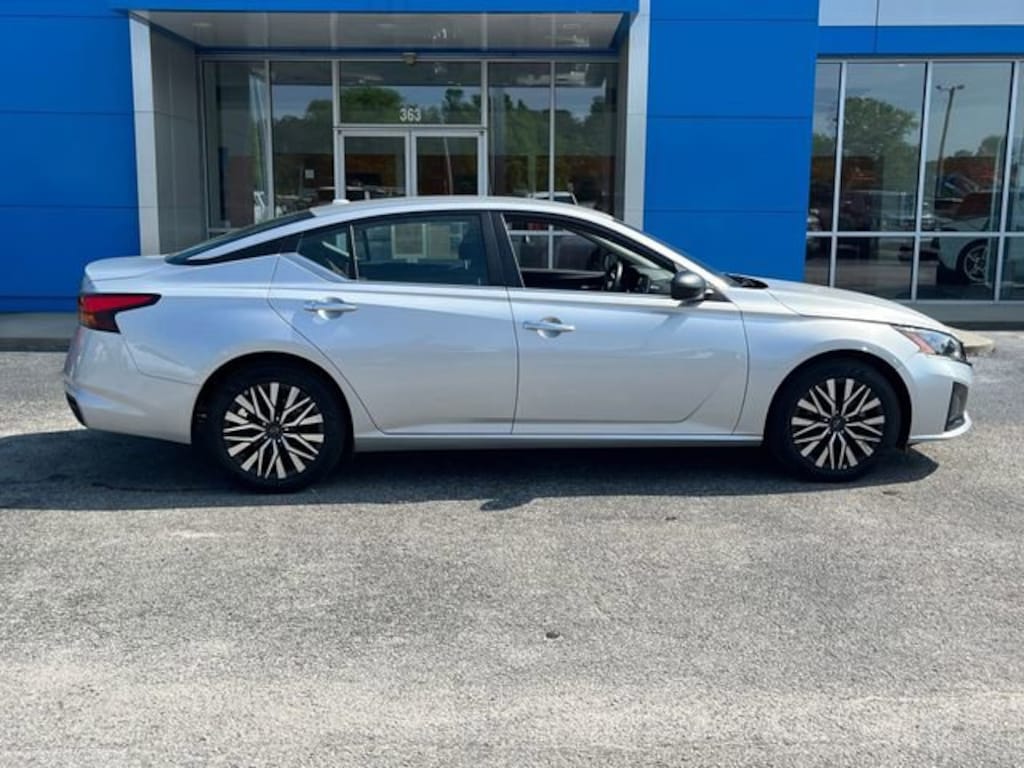 Used 2024 Nissan Altima 2.5 SV Sedan