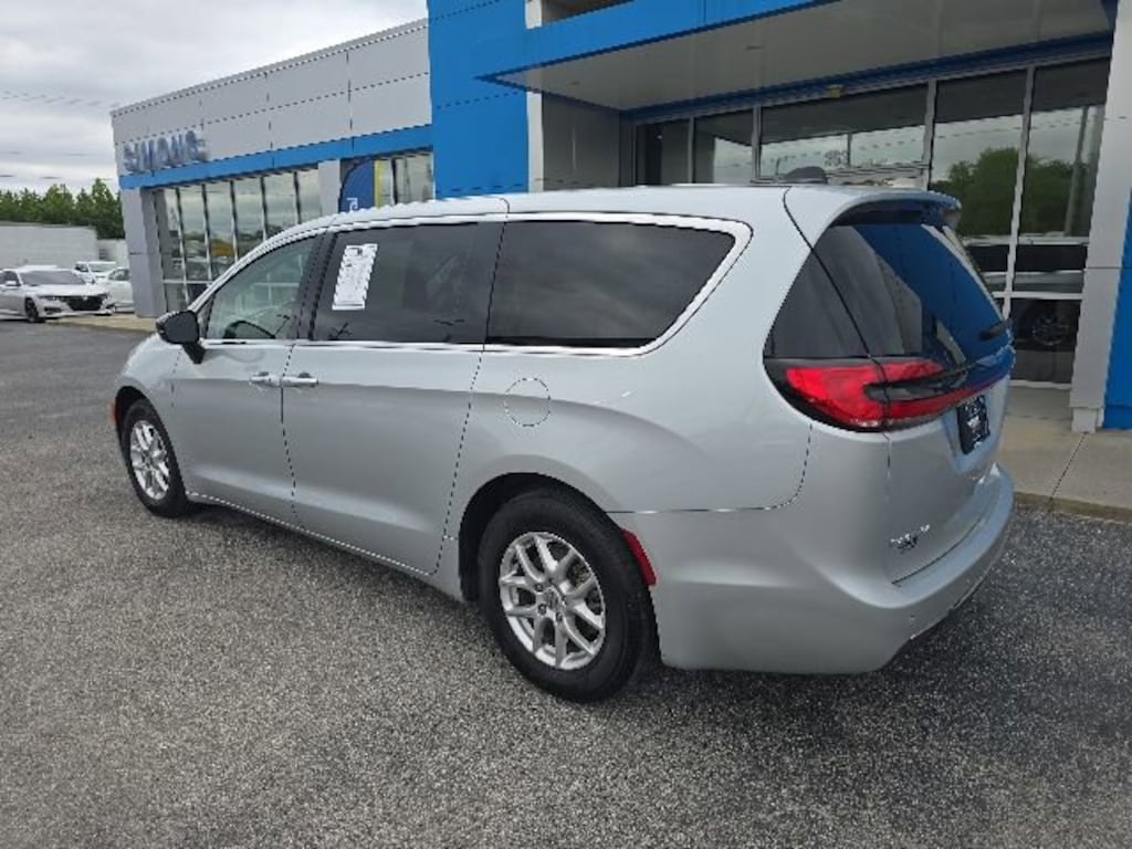 Used 2024 Chrysler Pacifica Touring L