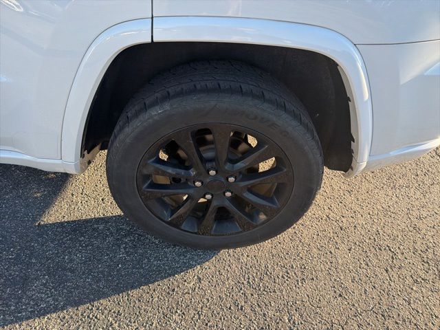 2017 Jeep Grand Cherokee Altitude photo 4