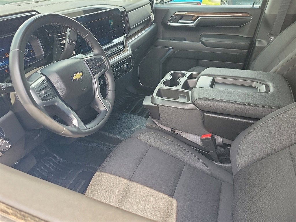 2024 Chevrolet Silverado 1500 LT photo 2