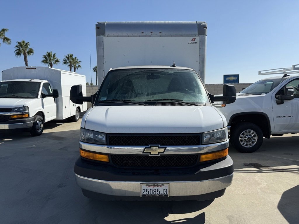 2021 Chevrolet Express Cutaway photo 2