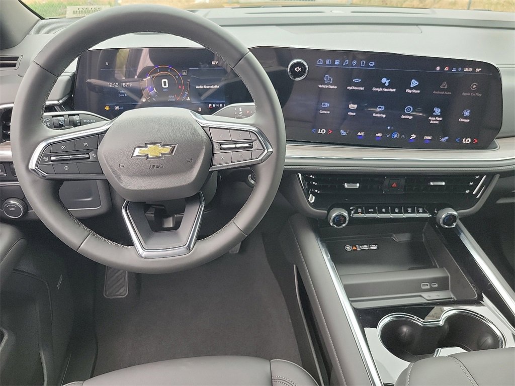 2025 Chevrolet Suburban LT photo 4