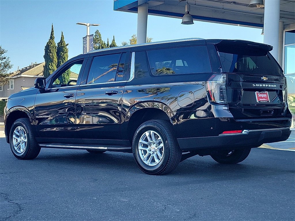 2026 Chevrolet Suburban LT photo 2