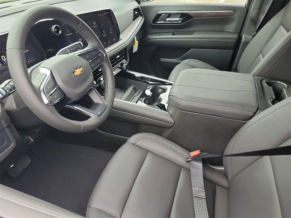 2025 Chevrolet Suburban LT photo 3