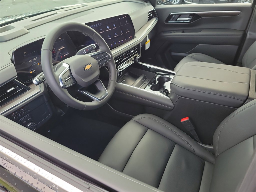 2026 Chevrolet Suburban LT photo 3