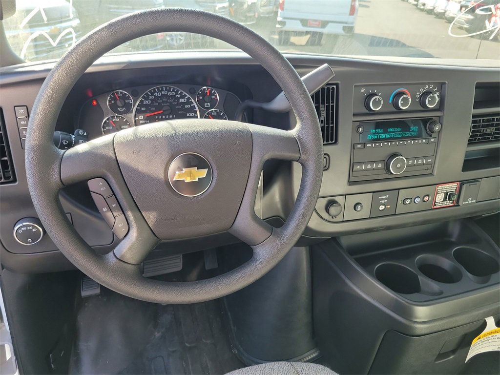 2025 Chevrolet Express 3500 Cutaway Van photo 4