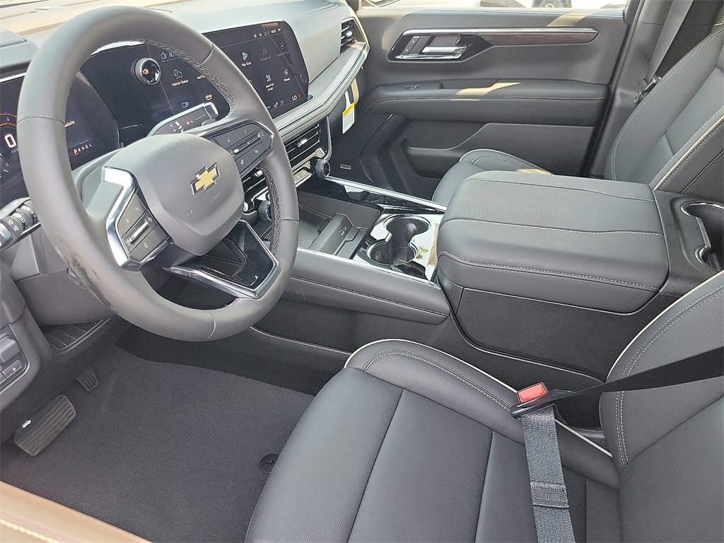 2025 Chevrolet Suburban Premier photo 3
