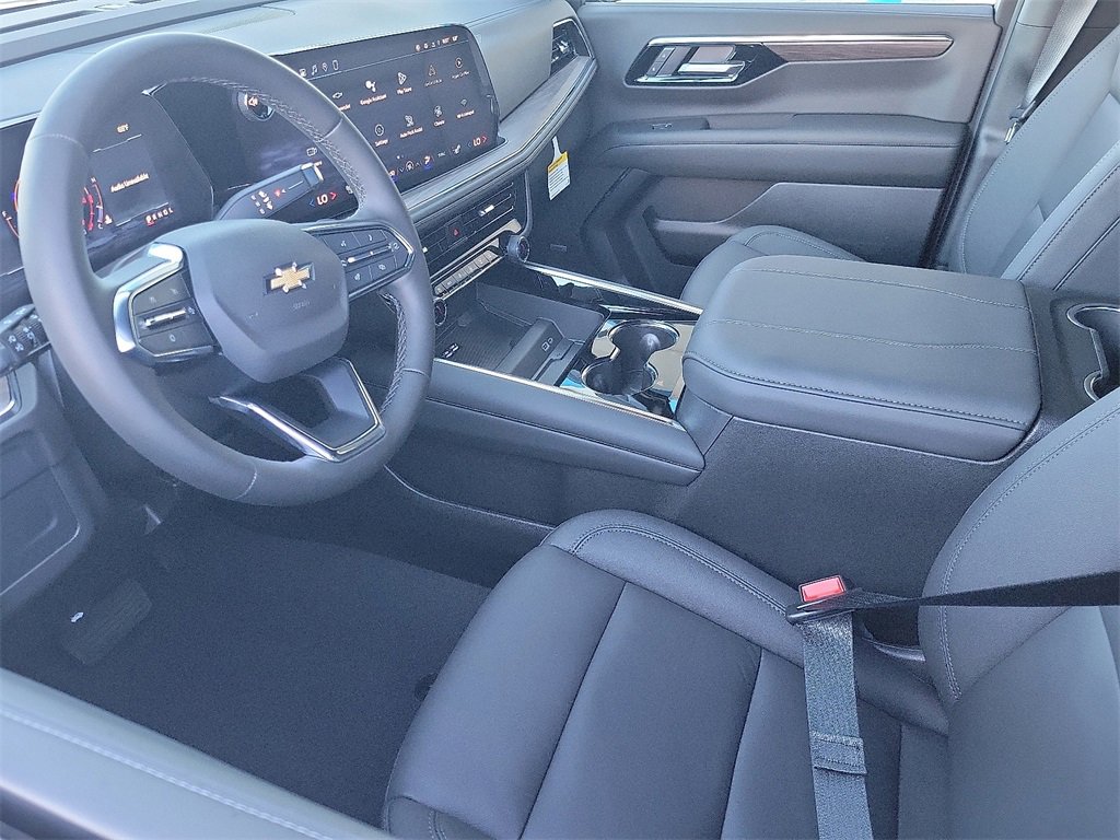 2026 Chevrolet Suburban LT photo 3