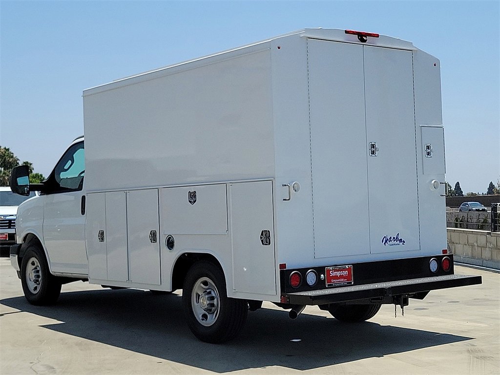2025 Chevrolet Express Cutaway 3500 photo 2