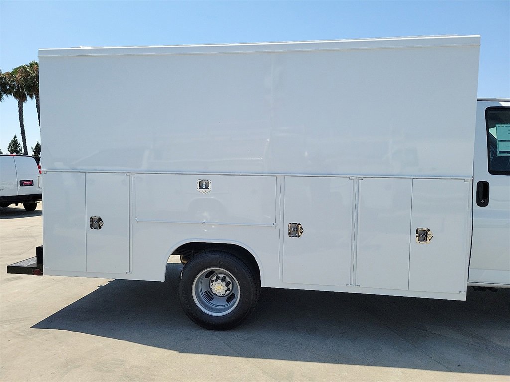 2025 Chevrolet Express Cutaway 3500 photo 3