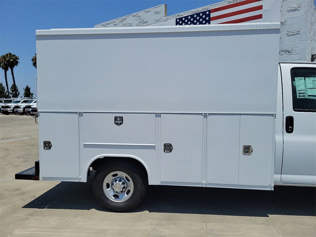 2025 Chevrolet Express Cutaway 3500 photo 3