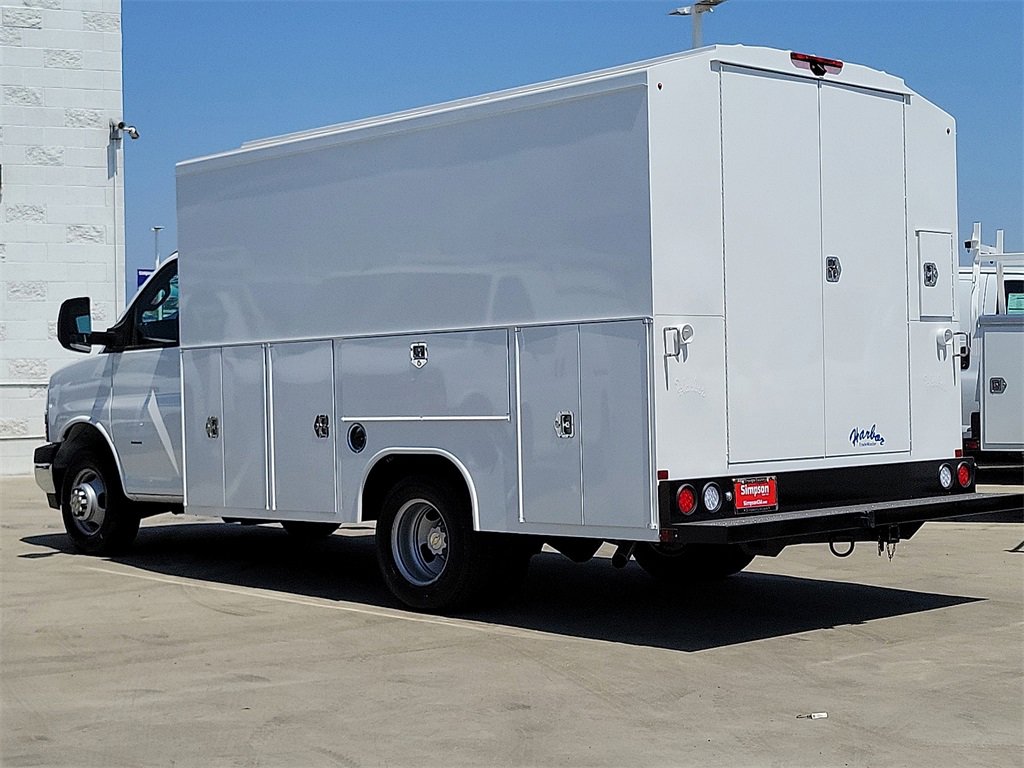 2025 Chevrolet Express Cutaway 3500 photo 2