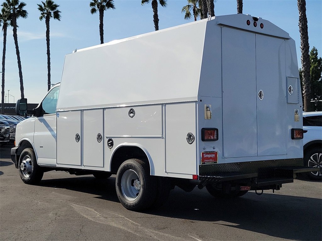 2025 Chevrolet Express 3500 Cutaway Van photo 2