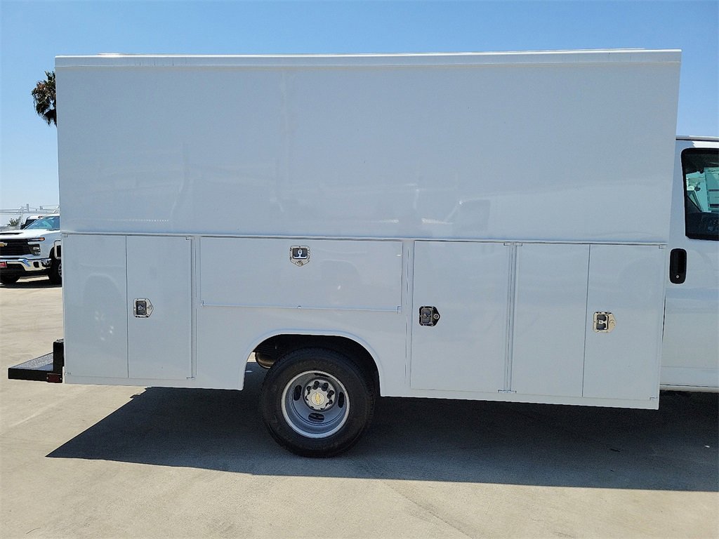 2025 Chevrolet Express Cutaway 3500 photo 3
