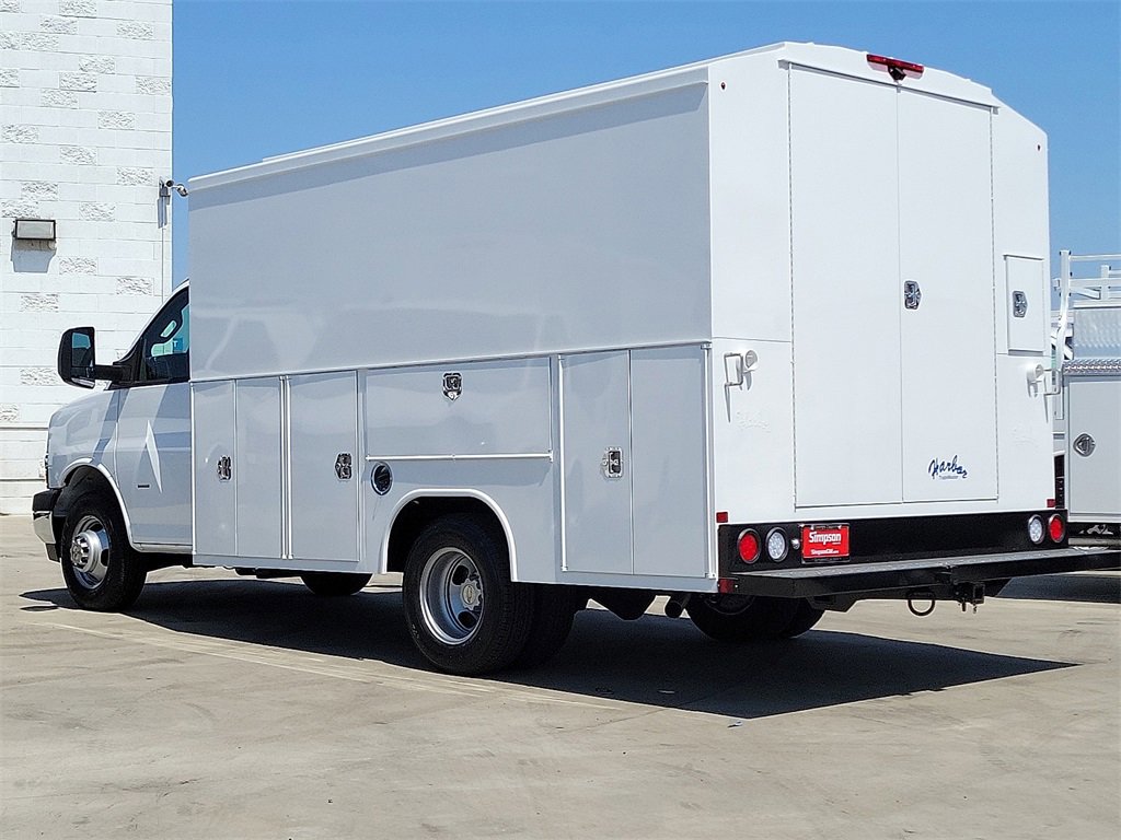 2025 Chevrolet Express Cutaway 3500 photo 2