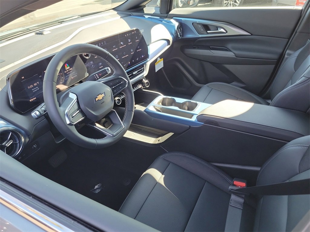 2026 Chevrolet Equinox LT photo 2