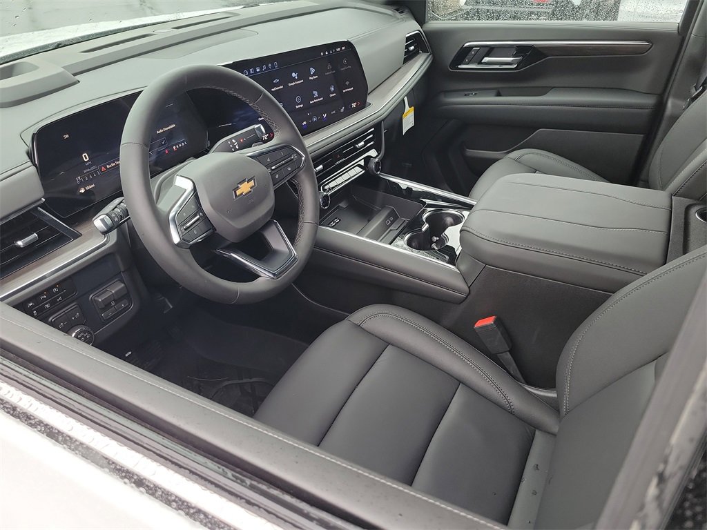 2026 Chevrolet Suburban LT photo 3