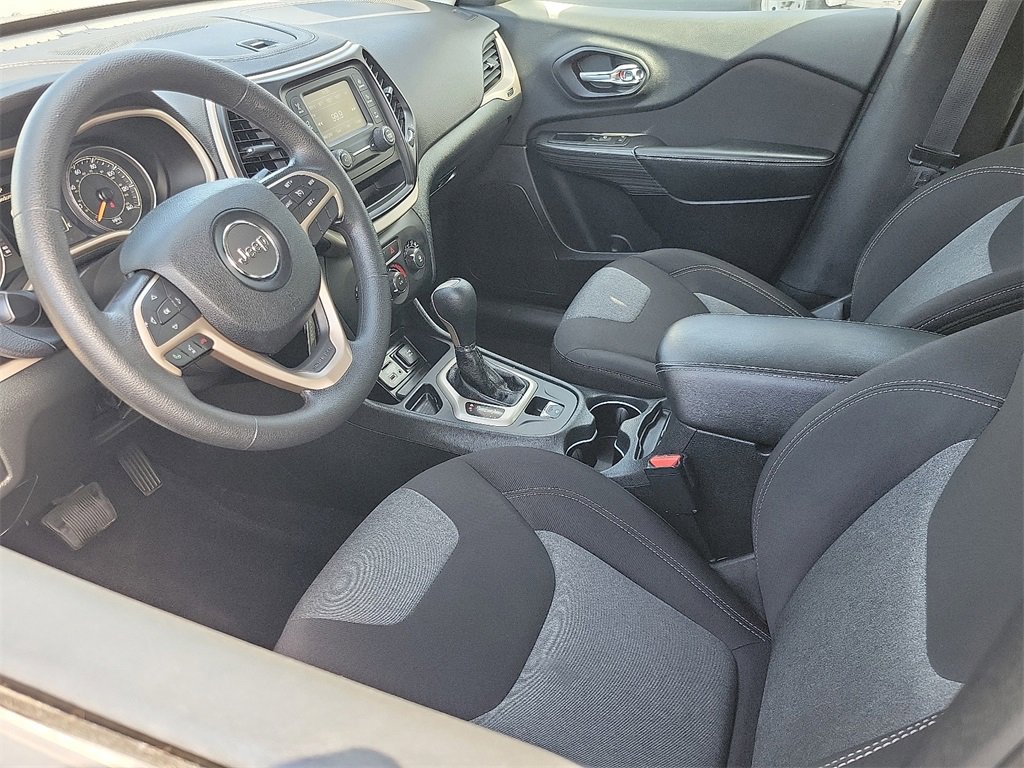 2015 Jeep Cherokee Sport photo 2