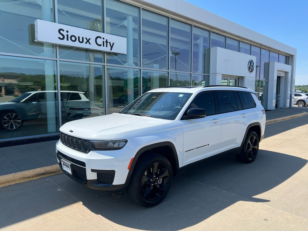 Used 2023 Jeep Grand Cherokee L Laredo SUV