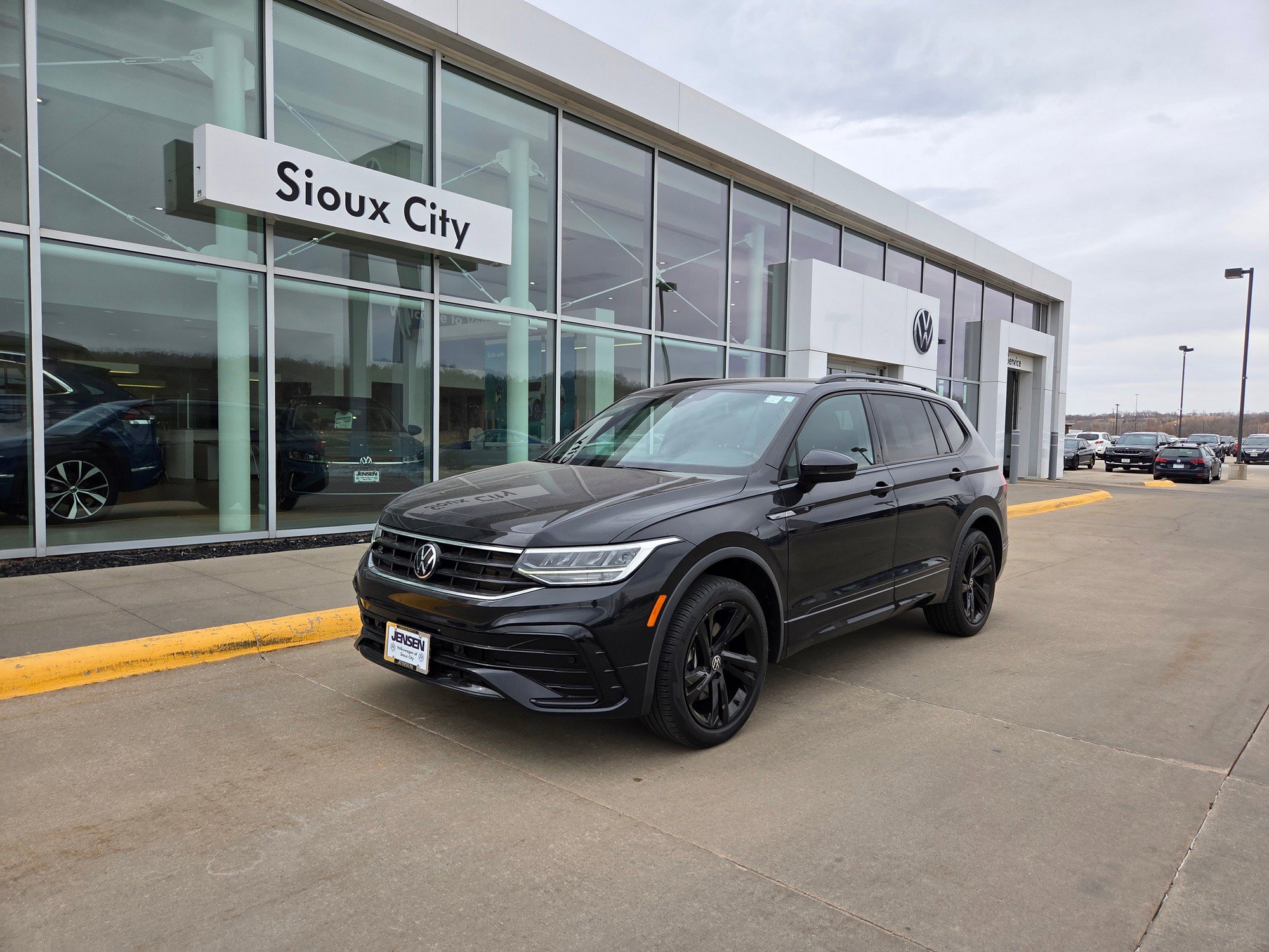 2023 Volkswagen Tiguan SE R-LINE BLACK