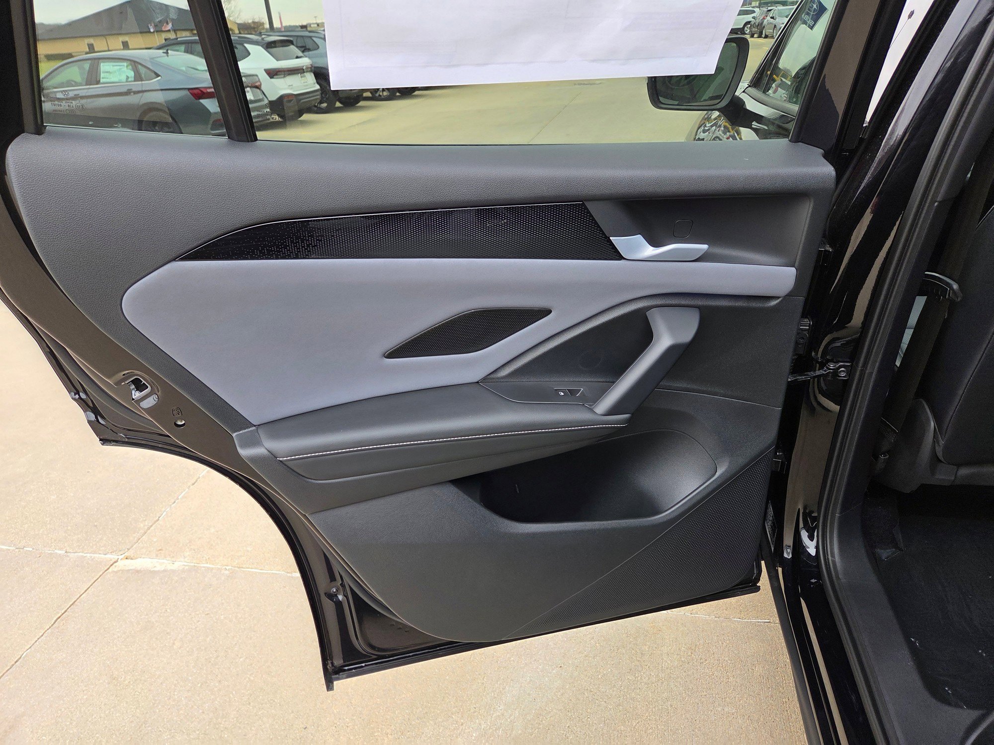 2026 Volkswagen Tiguan SE R-LINE BLACK - Photo 9