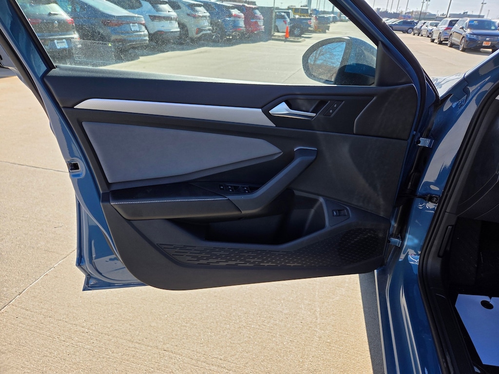 New 2025 Volkswagen Jetta 1.5T SE Sedan