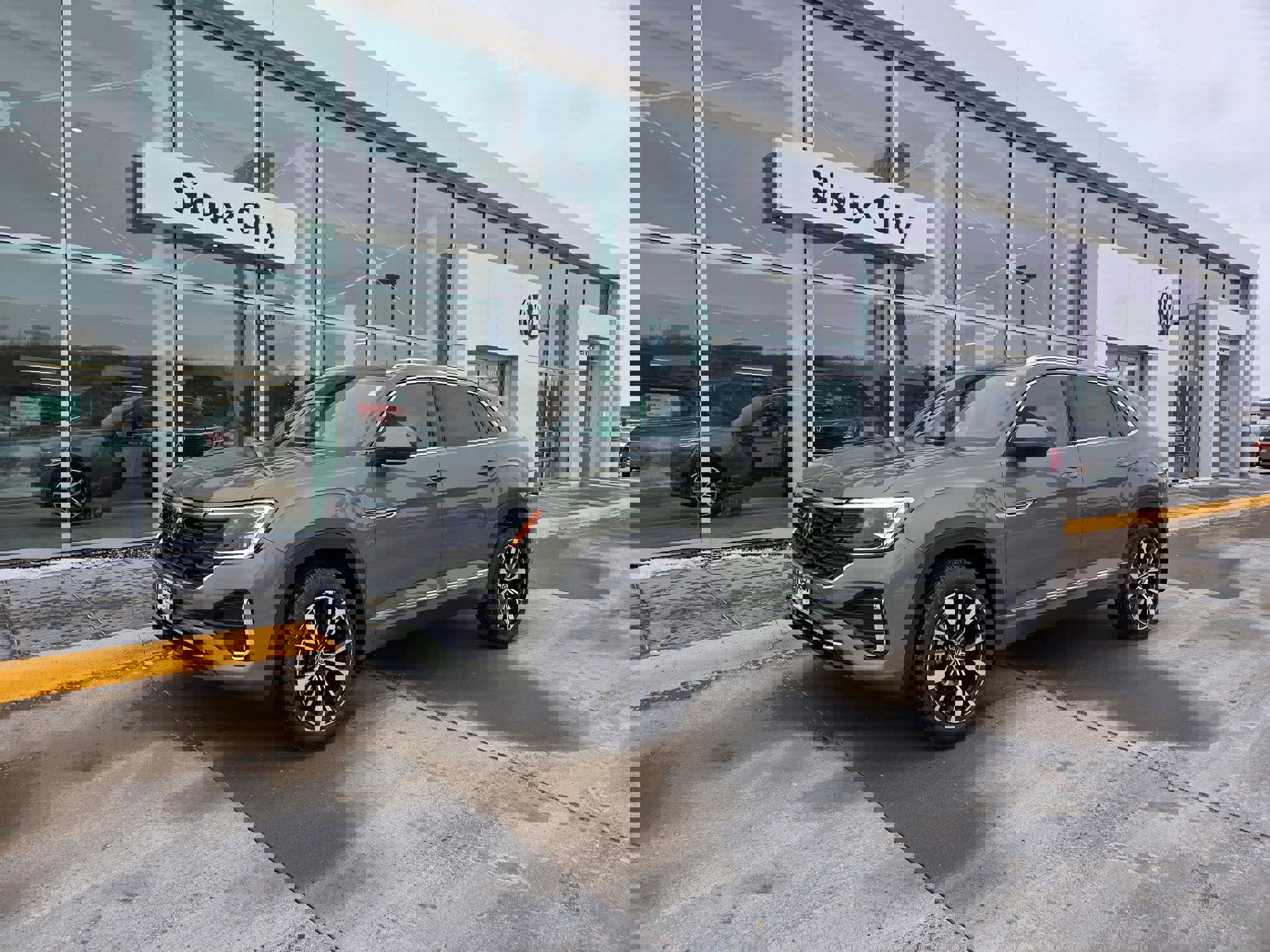 2026 Volkswagen Atlas Cross Sport SEL Premium R-LINE's photo