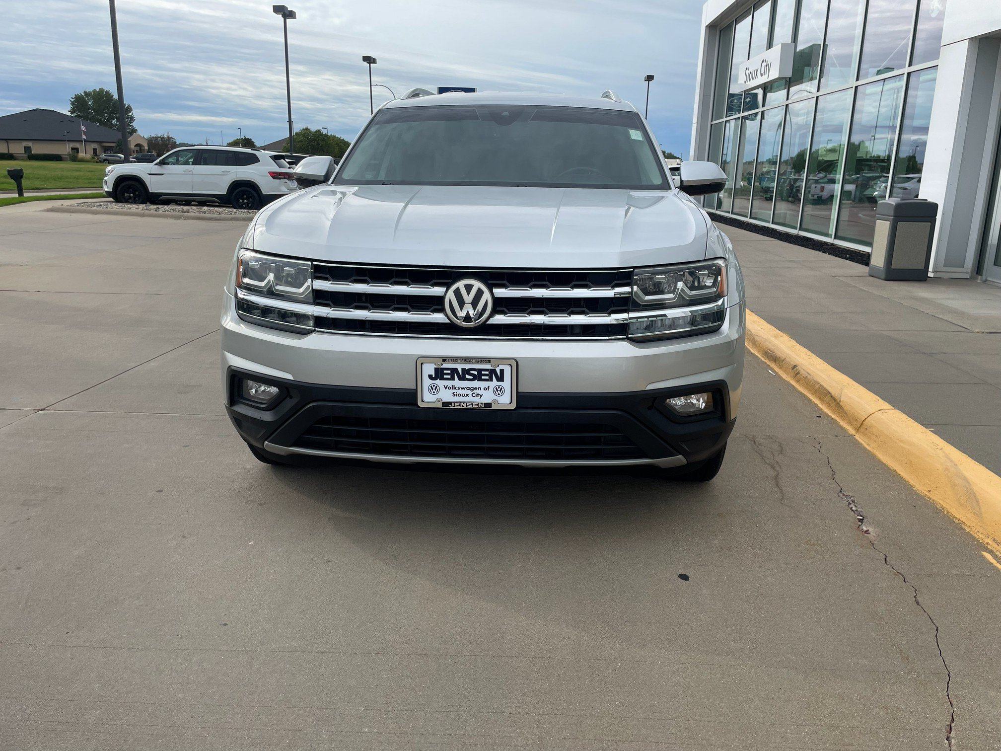 Used 2018 Volkswagen Atlas SE w/Tech with VIN 1V2LR2CA2JC549040 for sale in Sioux City, IA