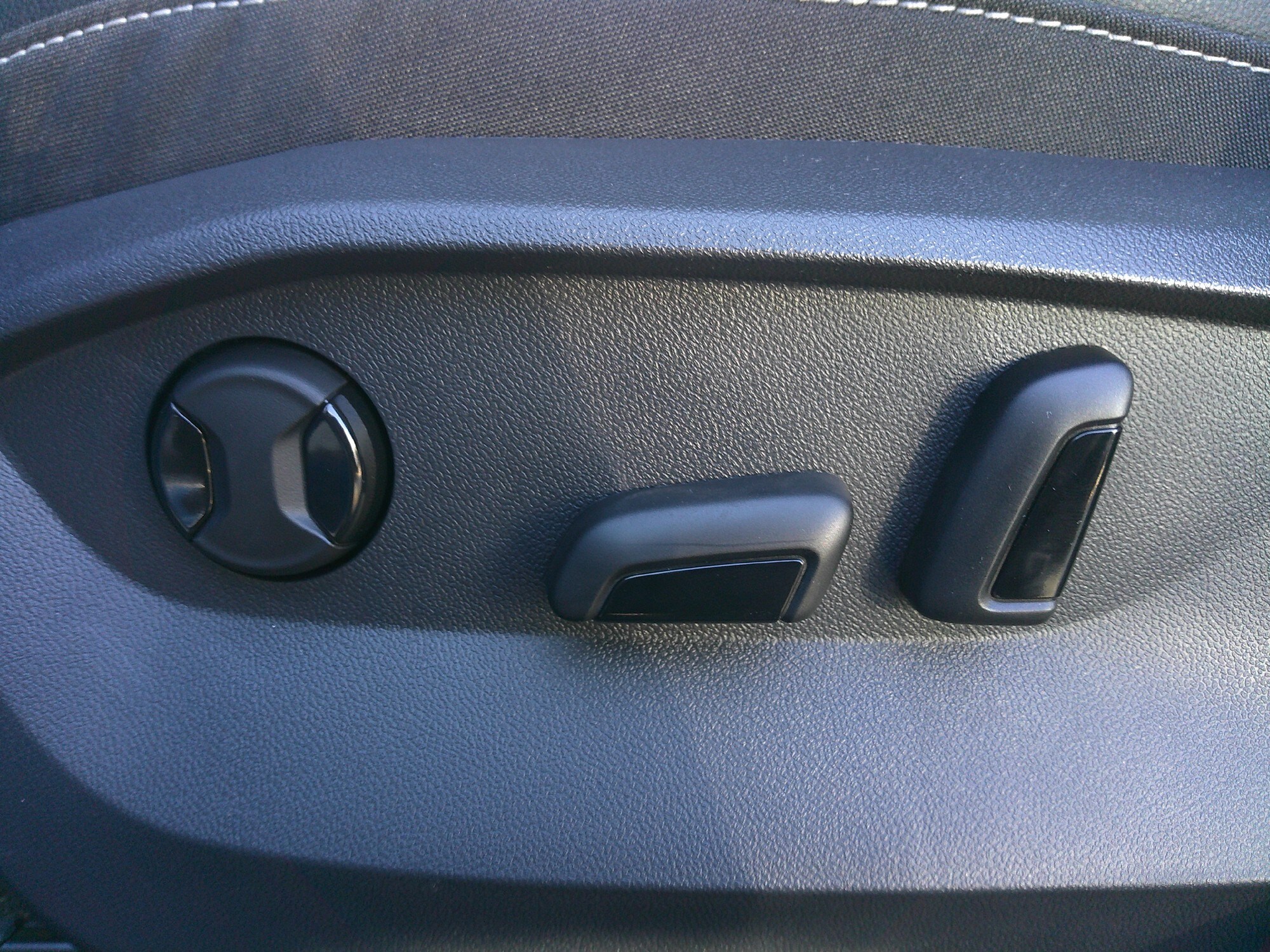 2025 Volkswagen Taos SE photo 3