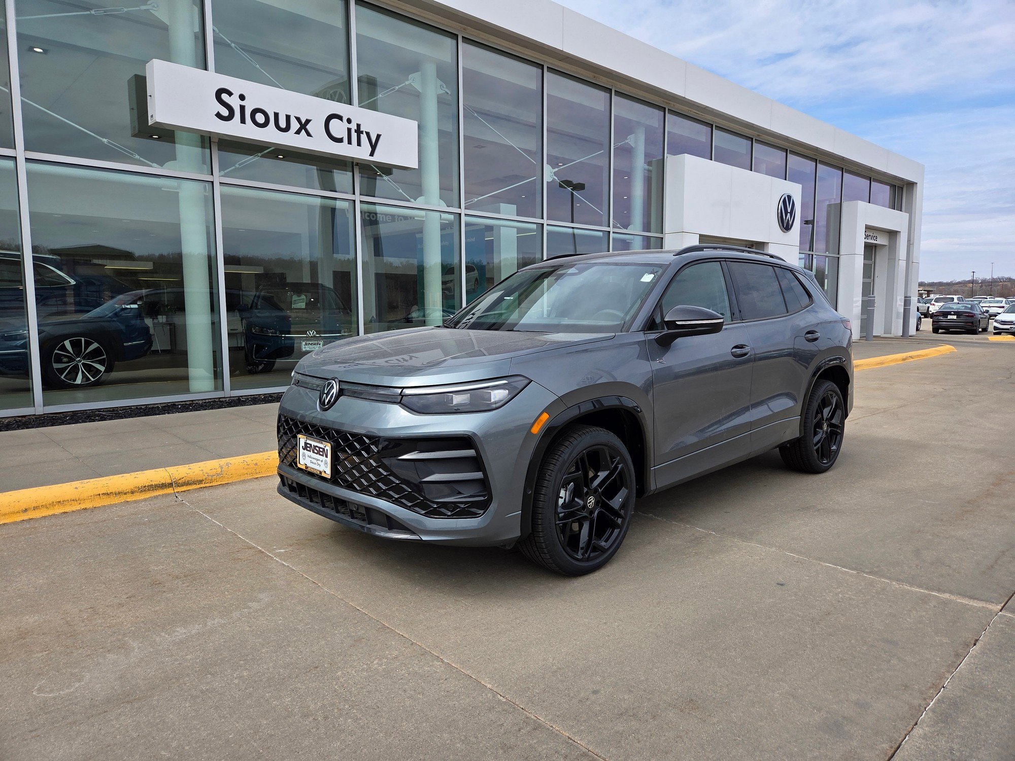 2026 Volkswagen Tiguan 2.0T SE R-Line Black 4Motion's photo