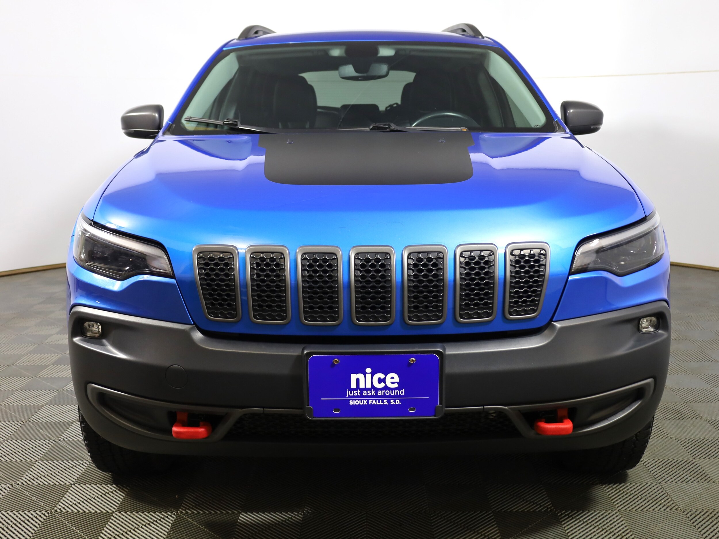 Used 2019 Jeep Cherokee Trailhawk with VIN 1C4PJMBX9KD122655 for sale in Sioux Falls, SD